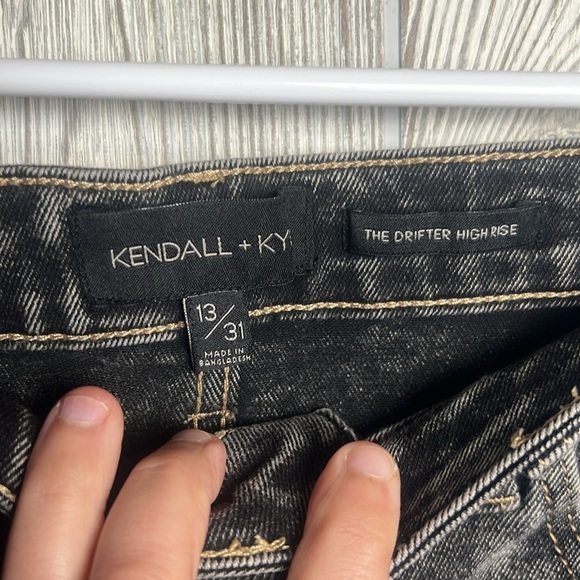 Kendall + Kylie Drifter High Rise Jean Shorts Black Acid Wash Raw Hem 13/31 - Picture 2 of 5